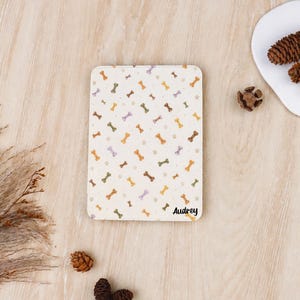 Personalisierte Kindle-Hülle mit Jimothy-Waschbär-Motiv, Aquarellknochen, Punkte (magnetisch)