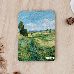 Könnte beinhalten: Ein rechteckiger Untersetzer mit einem impressionistischen Landschaftsgemälde, das grüne Hügel, einen hohen dunkelgrünen Baum und einen wirbelnden blauen Himmel mit weißen Wolken zeigt. Der Name Audrey ist unten rechts in weißer Schrift gedruckt.
