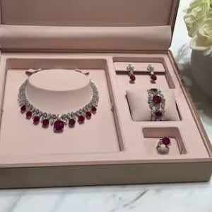 Autentica parure composta da collana con rubini, orecchini pendenti con rubini, anello, bracciale e grappolo di diamanti, gioielli Art Déco per donna.