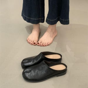 Mules de mujer con puntera dividida, tipo pantuflas. Zapatos con forma de pezuña.