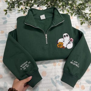 Brushbug Witch Hat Atelier inspiriertes Anime-Sweatshirt, Hoodie, Quarter-Zip und T-Shirt mit Stickerei | Geschenk mit Namen