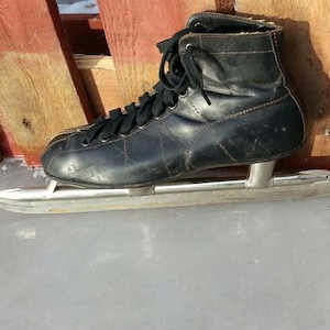 Planert 1950&#39;s Vintage / Antique Ice Skates advertised as Racing Hockey Figure Rink skates Black leather w quality stitching Made in Canada