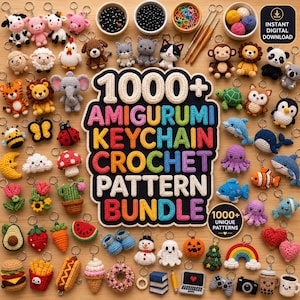 Op de afbeelding: Een verzameling van talloze kleurrijke gehaakte amigurumi-sleutelhangers gerangschikt rond een centraal bord met de tekst 1000+ AMIGURUMI KEYCHAIN CROCHET PATTERN BUNDLE. De items bevatten diverse dieren, voedsel, planten en feestfiguren.