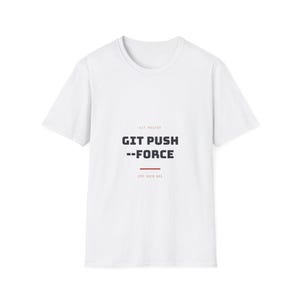 Könnte beinhalten: Ein weißes kurzärmeliges T-Shirt mit dem Text GIT MASTER in kleinen Buchstaben, gefolgt von dem fetten schwarzen Text GIT PUSH --FORCE, einer dünnen roten horizontalen Linie und dem kleinen Text the sara mai auf der Brustmitte.