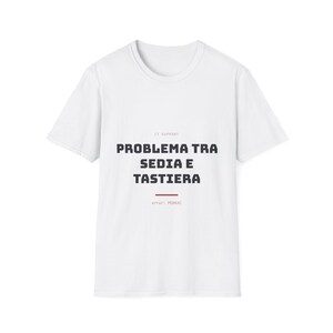 Puede incluir: Una camiseta blanca de manga corta con el texto IT SUPPORT, PROBLEMA TRA SEDIA E TASTIERA y error: PEBHAC impreso en negro y rojo en el pecho. La prenda tiene un cuello redondo y un corte estándar con la parte posterior de color blanco.