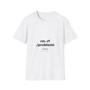 Può includere: Una t-shirt bianca a maniche corte con testo nero stampato sul petto che recita rm -rf ./problemi, seguito da una linea orizzontale e dal testo più piccolo problemi rimasti: 0. Il capo presenta un girocollo e una vestibilità standard.