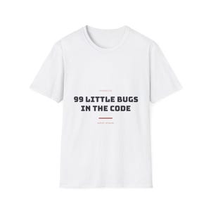 Può includere: Una t-shirt bianca a maniche corte con il testo "CHANGELOG" in piccole lettere rosse, seguito da "99 LITTLE BUGS IN THE CODE" in grassetto nero, una linea rossa orizzontale e il testo "patch around" in piccole lettere rosse sottostanti.