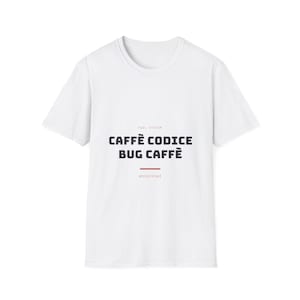 Pode incluir: Uma t-shirt branca de manga curta com o texto FUEL SYSTEM, CAFFÈ CODICE BUG CAFFÈ e while(true) em letras pretas e vermelhas centradas no peito. A peça tem gola redonda e um corte padrão com a parte de trás em branco liso.