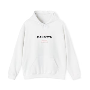 Op de afbeelding: Een witte hoodie met een kangoeroezak aan de voorzijde en lange mouwen. Op de borst staat de tekst "MANUAL PAGE" in kleine rode letters, "MAN VITA" in dikgedrukte zwarte letters, een rode lijn en "no entry found" in het rood.