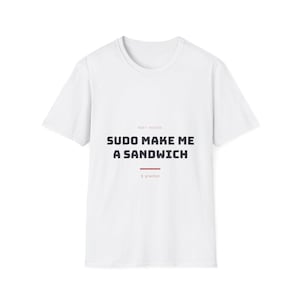 Könnte beinhalten: Ein weißes kurzärmeliges T-Shirt mit dem schwarzen Text "ROOT ACCESS", "SUDO MAKE ME A SANDWICH" und "$ granted" sowie einer roten horizontalen Linie zwischen dem Haupttext und der letzten Zeile, alles mittig auf der Vorderseite platziert.