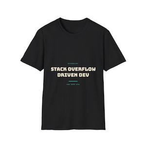 Könnte beinhalten: Ein schwarzes kurzärmeliges T-Shirt mit dem beigen Schriftzug "METHODOLOGY STACK OVERFLOW DRIVEN DEV", einer türkisfarbenen horizontalen Linie und dem kleineren, ebenfalls türkisfarbenen Text "copy paste pray" im Brustbereich aufgedruckt.