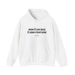Op de afbeelding: Een witte hoodie met een kangoeroezak aan de voorzijde en lange mouwen. Op de borst staat de tekst "OFFICIAL BUG TRACKER", "NON È UN BUG È UNA FEATURE" in het zwart, en "TICKET #404" in het rood met een horizontale rode lijn.