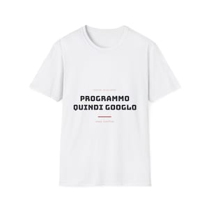 Könnte beinhalten: Ein weißes T-Shirt mit kurzen Ärmeln, das den Text SENIOR DEVELOPER in kleinen Buchstaben, gefolgt von dem fetten schwarzen Text PROGRAMMO QUINDI GOOGLO, einer dünnen roten horizontalen Linie und dem kleinen Text stack overflow auf der Brust zeigt.