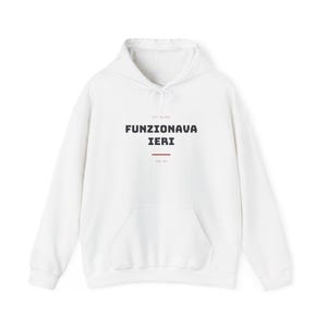 Op de afbeelding: Een witte hoodie met lange mouwen, een kangoeroezak aan de voorzijde en een capuchon met trekkoord. Op de borst staat de zwarte tekst "FUNZIONAVA IERI" in een vetgedrukt lettertype, boven een dunne rode horizontale lijn en kleinere tekst.