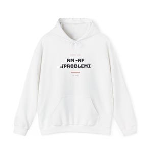 Op de afbeelding: Een wit sweatshirt met lange mouwen, een capuchon met trekkoord en een kangoeroezak aan de voorzijde. Op de borst staat de zwarte tekst RM -RF ./PROBLEMI met een kleine rode horizontale lijn eronder en vage tekst erboven en eronder.