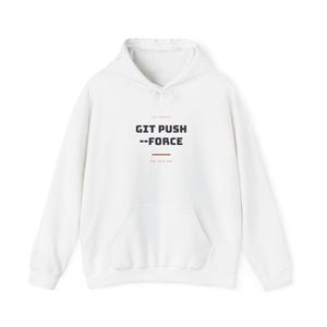 Op de afbeelding: Een wit sweatshirt met lange mouwen, een capuchon met trekkoord en een kangoeroezak aan de voorzijde. Op de borst staat de zwarte tekst GIT PUSH --FORCE, met de kleinere tekst GET MASTER erboven en THE DARK SIDE eronder, gescheiden door een rode lijn.