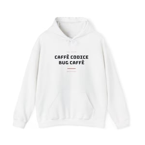 Op de afbeelding: Een witte hoodie met een kangoeroezak aan de voorzijde en lange mouwen. Op de borst staat de tekst "FUEL SYSTEM", "CAFFÈ CODICE BUG CAFFÈ", een horizontale rode lijn en de tekst "while(true)" gedrukt in zwarte en rode inkt.