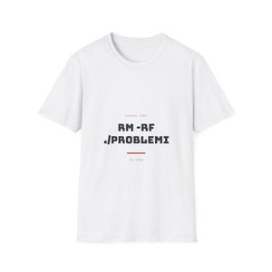 Könnte beinhalten: Ein weißes kurzärmeliges T-Shirt mit dem schwarzen Text "RM -RF ./PROBLEMI" mittig auf der Brust. Über dem Text steht "DANGER ZONE" in kleinen roten Buchstaben, unter dem Text befindet sich eine rote horizontale Linie mit "no undo" in Rot.