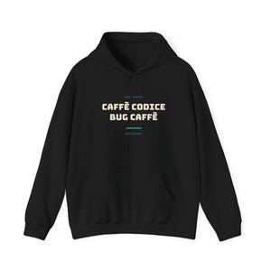 Op de afbeelding: Een zwarte hoodie met de tekst "FUEL SYSTEM" in kleine letters, gevolgd door "CAFFÈ CODICE BUG CAFFÈ" in groter beige lettertype, een horizontale turquoise lijn en de tekst "while(true)" in kleine turquoise letters op de borst.