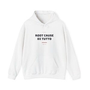 Op de afbeelding: Een witte hoodie met een kangoeroezak aan de voorzijde en lange mouwen. Op de borst staat de zwarte tekst ROOT CAUSE DI TUTTO, geplaatst boven een dunne horizontale rode lijn, met kleinere tekst boven en onder de hoofdzin.