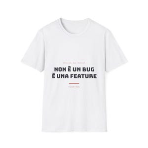 Könnte beinhalten: Ein weißes kurzärmeliges T-Shirt mit dem Text "OFFICIAL BUG TRACKER" in kleinen roten Buchstaben, gefolgt von dem fetten schwarzen Text "NON È UN BUG È UNA FEATURE" mit einer roten horizontalen Linie und dem Text "ticket #484" darunter.