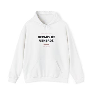 Op de afbeelding: Een witte hoodie met lange mouwen, een kangoeroezak aan de voorzijde en een capuchon met trekkoord. Op de borst staat de tekst FRIDAY DEPLOY CLUB, DEPLOY DI VENERDÌ en live in prod, met een horizontale rode lijn tussen de tekstregels.