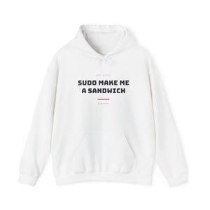 Op de afbeelding: Een witte hoodie met de zwarte tekst SUDO MAKE ME A SANDWICH, de kleinere tekst ROOT ACCESS erboven en $ granted eronder, samen met een dunne rode horizontale lijn. Het kledingstuk is voorzien van een kangoeroezak en trekkoorden aan de capuchon.