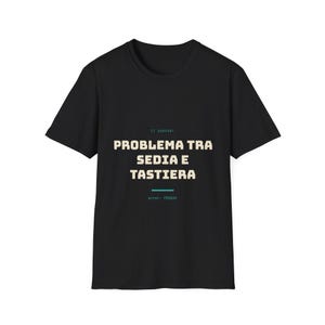 Può includere: Una t-shirt nera a maniche corte con il testo IT SUPPORT, PROBLEMA TRA SEDIA E TASTIERA ed error: PEBKAC in un colore chiaro. Il design è centrato sul petto della maglietta, che presenta un girocollo e una vestibilità standard.