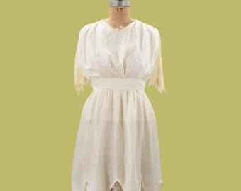 Antikes Haunting You Wäschekleid aus Seide