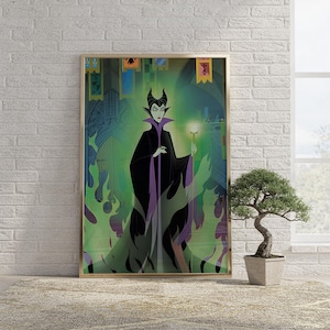 Könnte beinhalten: Ein gerahmter vertikaler Kunstdruck mit einer stilisierten Illustration einer Figur mit blasser Haut, schwarzen Hörnern und einem schwarz-violetten Gewand mit hohem Kragen. Die Figur hält einen leuchtenden Stab inmitten wirbelnder grüner Flammen.