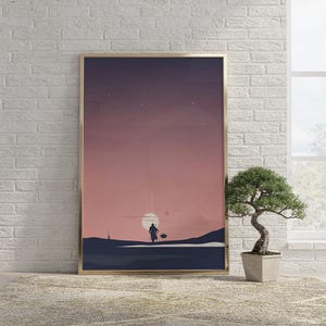 Può includere: Una stampa artistica da parete rettangolare incorniciata che presenta un'illustrazione stilizzata di una figura solitaria che cammina attraverso un paesaggio desertico sotto un cielo sfumato dal viola scuro al rosa tenue, con due astri e stelle.