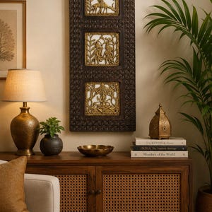 Puede incluir: Un panel de pared rectangular vertical con tres relieves cuadrados de color dorado que representan figuras, enmarcados en una estructura de madera marrón oscuro texturizada con un patrón floral repetitivo. Los relieves muestran escenas.