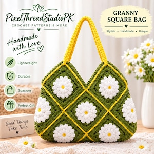Könnte beinhalten: Eine Häkeltasche aus olivgrünen Granny Squares, die jeweils mit einem weißen Gänseblümchen mit gelber Mitte verziert sind. Die Tasche hat zwei gelbe Häkelgriffe und ist mit gelben Garnrändern zwischen den quadratischen Feldern akzentuiert.