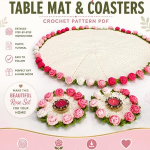 Könnte beinhalten: Eine Häkelanleitung als PDF für ein Rose Bouquet Tischset und zwei Untersetzer. Das Design umfasst eine cremefarbene, runde Tischmatte und zwei kleinere Untersetzer, die jeweils mit einem Rand aus kleinen gehäkelten Rosen in Rosa, Rot und Weiß verziert sind.