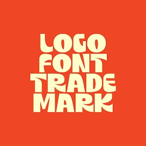 Könnte beinhalten: Ein Grafikdesign mit dem Text "LOGO FONT TRADE MARK" in einer fetten, cremefarbenen, stilisierten Schriftart. Die Buchstaben sind in vier übereinanderliegenden Zeilen vor einem einfarbigen, leuchtend orangefarbenen Hintergrund angeordnet.