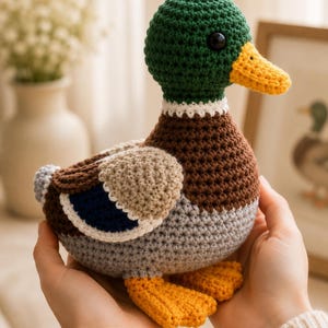 Haakpatroon voor een wilde eend (Mallard Duck) in PDF-formaat, handleiding voor een amigurumi vogel, eenvoudig te downloaden knuffeldier in boerderijstijl voor beginners.