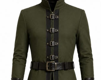 Puede incluir: Un abrigo largo de color verde oliva con cuello alto, un panel central negro con cuatro hebillas metálicas y un cinturón negro a juego. Las mangas tienen puños negros adornados con tres pequeñas hebillas y una abertura vertical frontal.