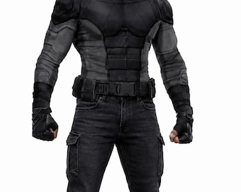 Puede incluir: Un conjunto táctico que consiste en una camiseta de manga larga negra y gris oscuro con paneles estructurados, un cinturón utilitario negro con hebilla, pantalones cargo negros con bolsillos laterales, guantes tácticos sin dedos y botas negras.