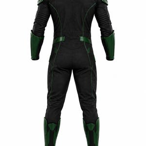 Puede incluir: Un mono de cuerpo entero negro y verde con hombreras estructuradas, protectores de antebrazo y espinilleras. La prenda incluye un cuello alto, mangas largas con detalles acanalados y ribetes verdes a lo largo del torso.