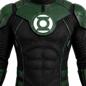 Puede incluir: Una camiseta negra de manga larga con detalles verdes en hombros y costados, cuello alto y un emblema circular blanco y verde de Green Lantern centrado en el pecho. La prenda presenta un acabado texturizado y detalles moldeados.