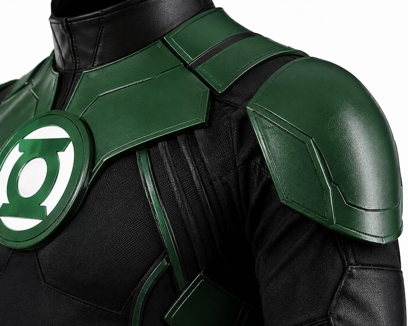 Puede incluir: Una parte superior de disfraz negra y verde con cuello alto, hombreras estructuradas y un emblema circular en el pecho con el logotipo blanco de Green Lantern. La prenda est&aacute; confeccionada con tela negra texturizada y paneles verdes lisos.
