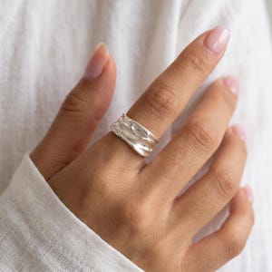 Anel de metal líquido, anel fundido ajustável, anel largo com textura robusta, anel ondulado orgânico, anel de prata, joia moderna para presente.