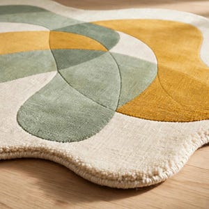 Abstract vloerkleed in mosterdgroen, modern golvend vloerkleed, tapijt met organische vormen.
