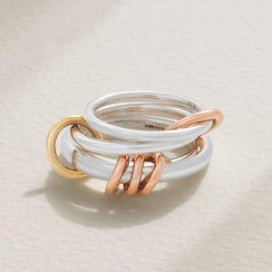 925 Silver Multi Band Ring, Elegant Minimalistiskt Smycke, Multi Link Ring, Trefärgad Ring, Stapelring med Koppling, Sammankopplande Ring