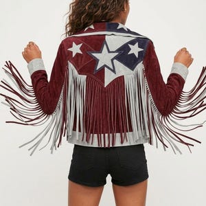 Chaqueta vaquera de ante con flecos LeatherByAdeel para mujer, chaqueta de cuero patriótica con estrella para festivales, atuendo de concierto country vaquero, abrigo de ante rojo y azul