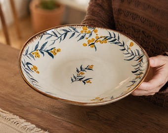 手作りの花柄セラミックサラダボウル、手描きの黄色いベリー柄の大きなパスタ皿、素朴なコテージコア風の装飾陶器ギフト
