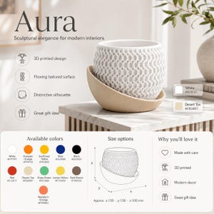 Peut inclure: Un pot de fleurs blanc imprimé en 3D avec une surface texturée ondulée et une silhouette distinctive, reposant dans une soucoupe couleur sable du désert. Le produit est nommé Aura et mesure environ 130 par 130 par 100 mm, avec divers coloris.