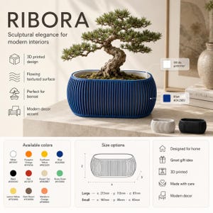 Könnte beinhalten: Ein ovaler 3D-gedruckter Pflanztopf mit blauer Außenseite mit vertikaler Rippenstruktur und weißem Innenraum. Der Topf enthält einen Bonsai. Der Text umfasst RIBORA, Farbmuster und Größenoptionen: Large 213mm x 113mm x 87mm, Small 160mm x 85mm x 65mm.