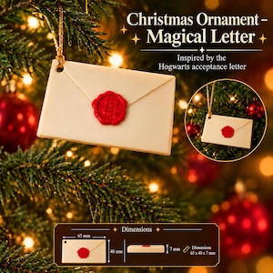 Op de afbeelding: Een crèmekleurige envelop als kerstornament met een rood waszegel en een reliëfletter. Het ornament heeft een gouden ophangkoord en meet 65 mm bij 40 mm bij 7 mm. De tekst luidt: Christmas Ornament – Magical Letter.