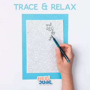 Puede incluir: Una hoja rectangular blanca con un complejo patrón de garabatos grises, centrada sobre un fondo azul brillante. El texto TRACE & RELAX aparece en azul claro en la parte superior, con el logo NELI JUAL abajo. Se muestra un portaminas azul cerceta.